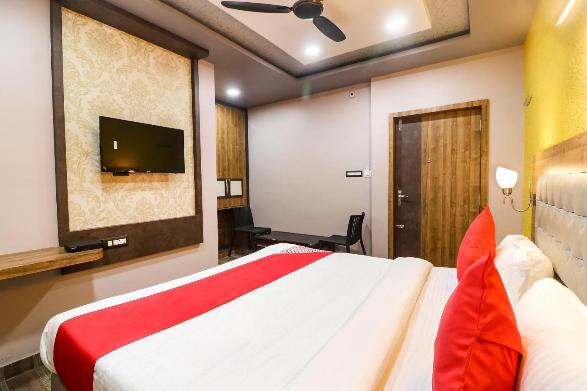 Brahmapur Super Hotel O Padma Manor מראה חיצוני תמונה